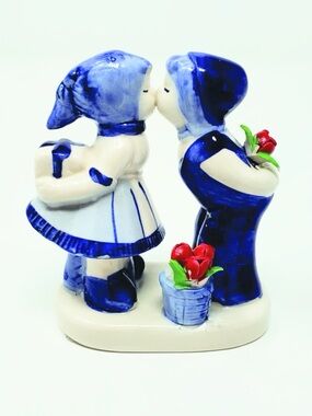 Delft Boy & Girl Kissing with Red Tulips